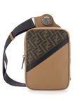 FENDI
BORSA A TRACOLLA CON PLACCA LOGO SUL FRONTE E TRACOLLA IN TELA FF E PELLE MARRONE